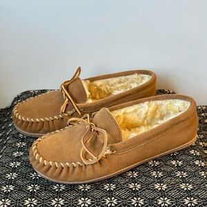Minnetonka woman’s Sheepskin Hardsole Slippers